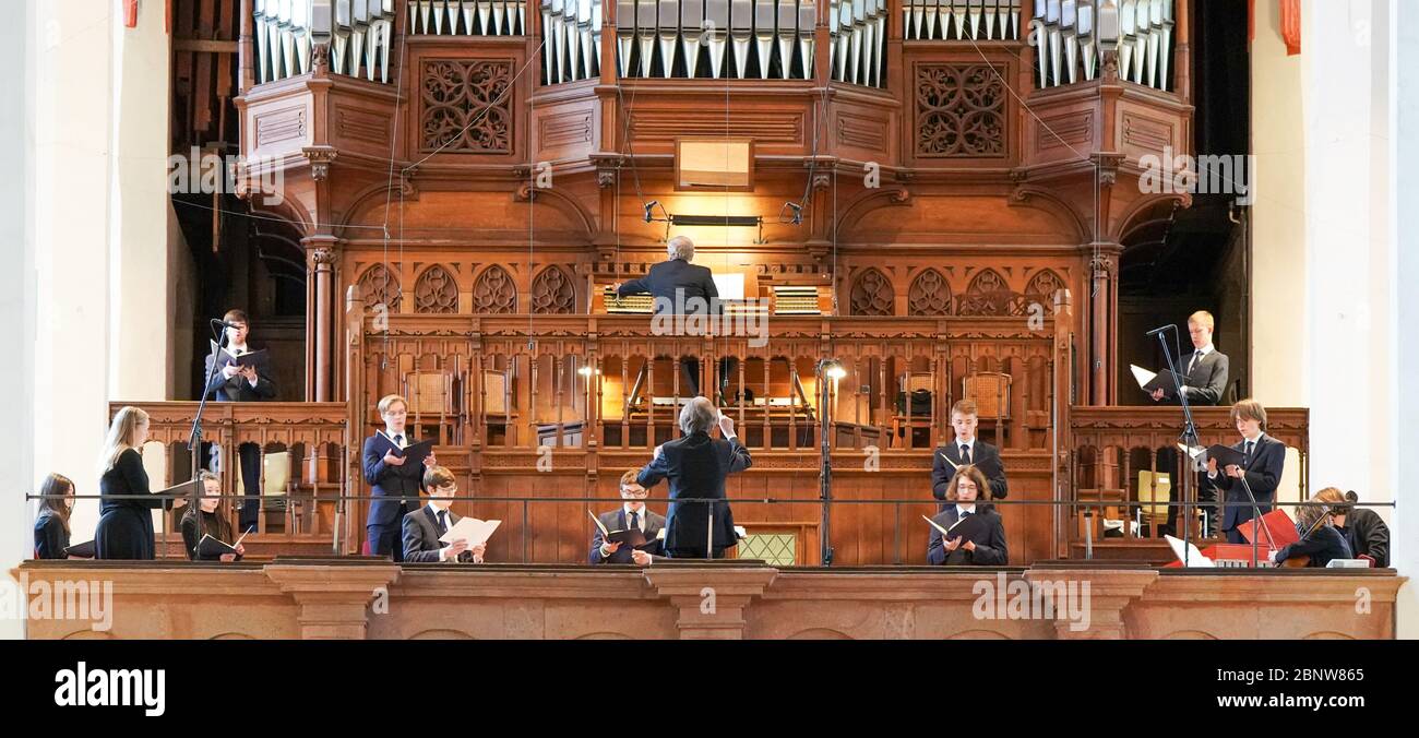 Leipzig, Deutschland. Mai 2020. Die Mitglieder der Thomanerskinder singen in der Leipziger Thomaskirche in vorgeschriebener Distanz. Nach einer zweimonatigen Corona-bezogenen Pflichtpause treten die St. Thomas Knaben an diesem Wochenende erstmals vor Publikum auf. Musikalisch begleitet wurde die Motette von einer kleinen Instrumentierung. Quelle: Peter Endig/dpa-Zentralbild/dpa/Alamy Live News Stockfoto