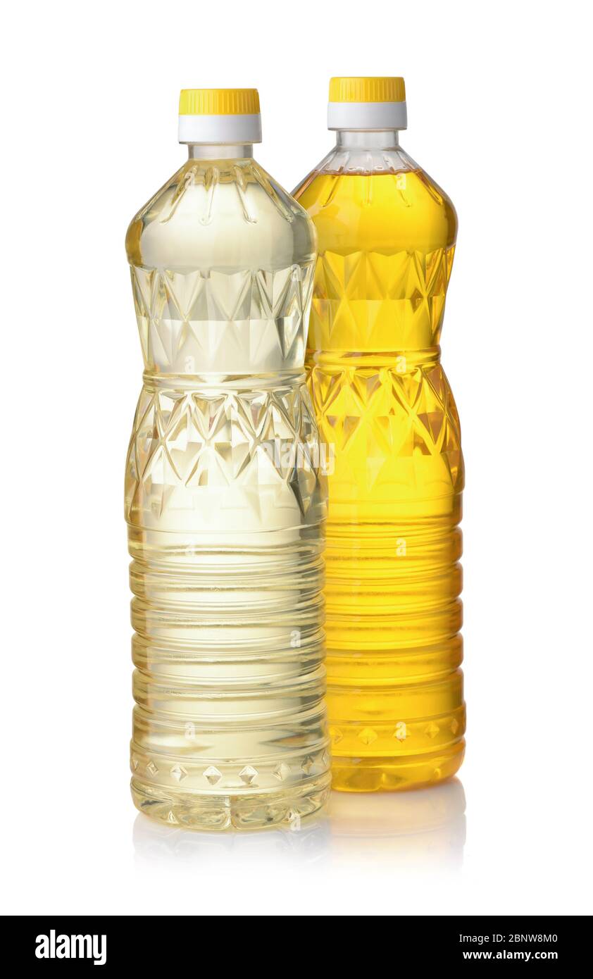 Plastikflaschen von raffiniertem und unraffiniertem Pflanzenöl auf weiß isoliert Stockfoto