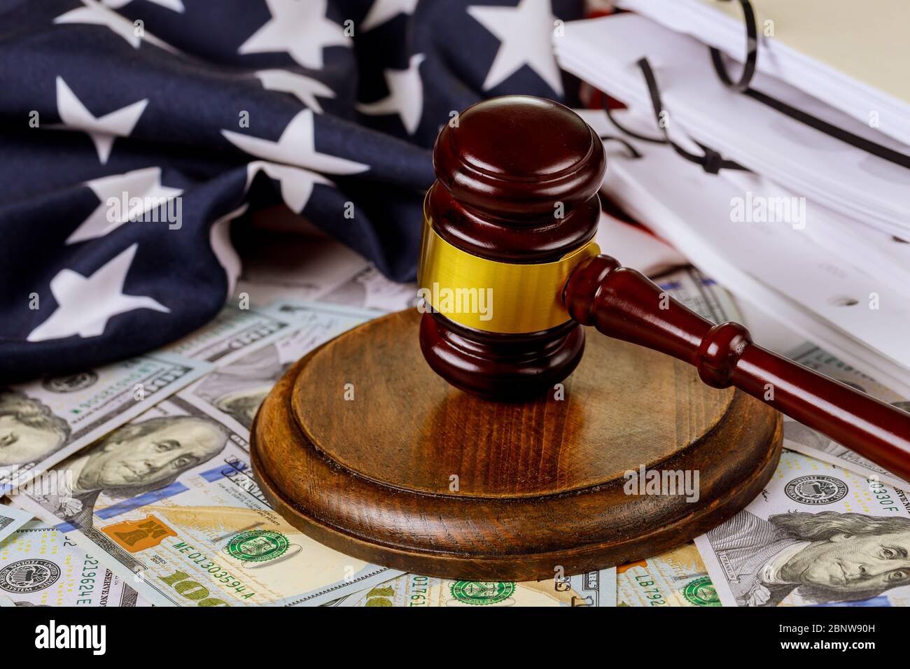 Richtergavel mit der Flagge der Vereinigten Staaten Gesetzgebung und Gesetz Richter Stockfoto