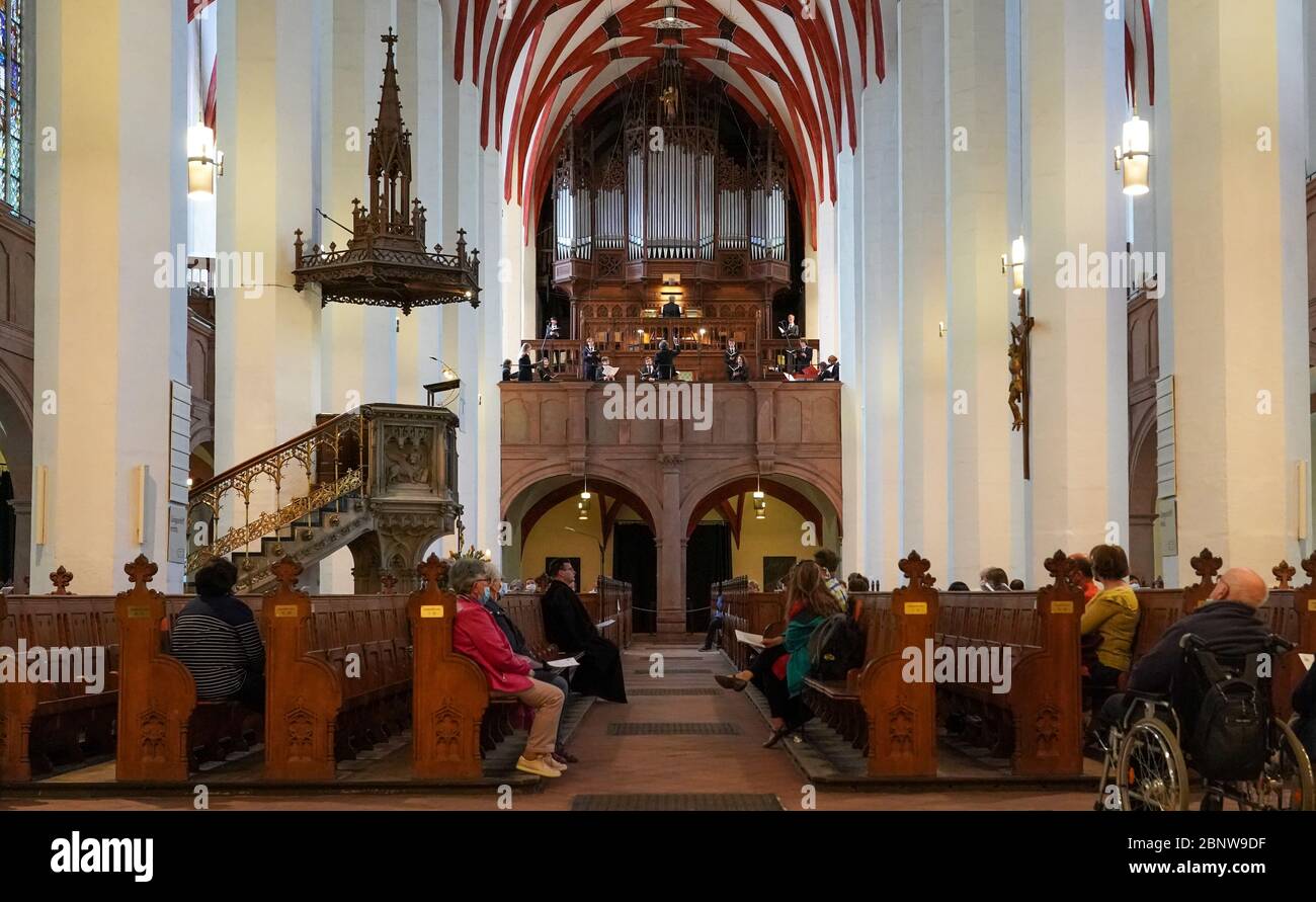 16. Mai 2020, Sachsen, Leipzig: Mitglieder der Thomanerknaben singen in der Leipziger Thomaskirche in vorgeschriebener Distanz. Nach einer zweimonatigen Corona-bezogenen Pflichtpause treten die St. Thomas Knaben erstmals auch an diesem Wochenende vor Publikum auf. Musikalisch begleitet wurde die Motette von einer kleinen Instrumentierung. Foto: Peter Endig/dpa-Zentralbild/dpa Stockfoto