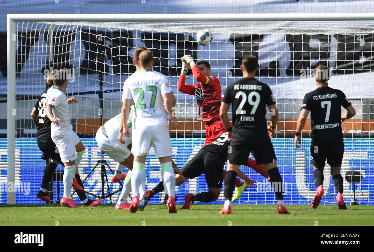 Augsburg, Deutschland. Mai 2020. Fußball: Bundesliga, FC Augsburg - VfL Wolfsburg, 26. Spieltag in der WWK-Arena in Augsburg. Wolfsburgs Torwart Koen Casteels kann den Equalizer nicht verhindern. WICHTIGER HINWEIS: Gemäß den Bestimmungen der DFL Deutsche Fußball Liga und des DFB Deutscher Fußball-Bund ist es untersagt, im Stadion und/oder aus dem Spiel aufgenommene Fotos in Form von Sequenzbildern und/oder videoähnlichen Fotoserien zu verwenden oder verwendet zu haben. Kredit: Tobias Hase/dpa - Pool/dpa/Alamy Live News Stockfoto