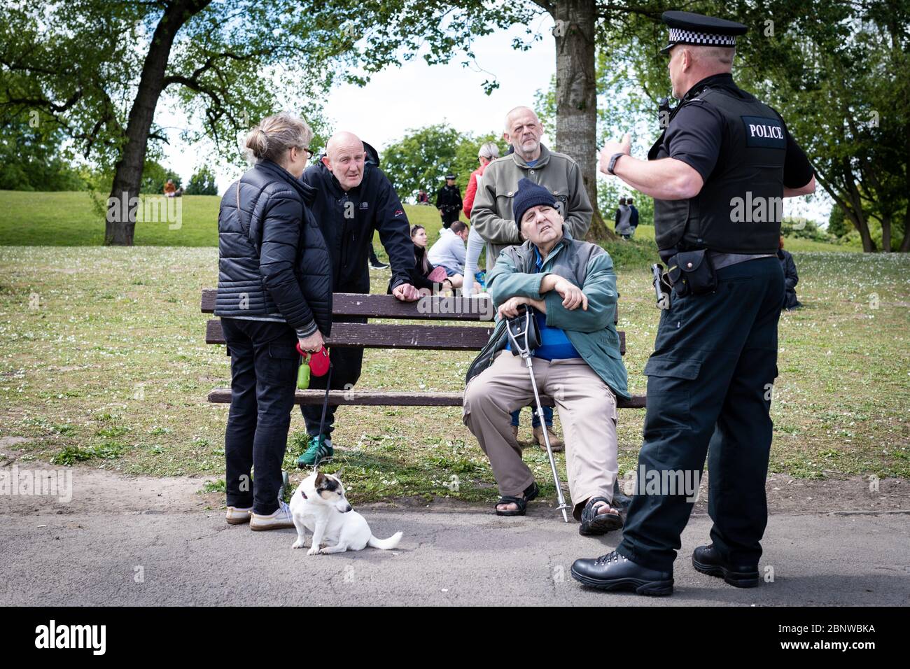 Manchester, Großbritannien. Mai 2020. Die Polizei spricht mit Demonstranten über soziale Distanzierungsmaßnahmen, die noch vorhanden sind und während des Lockdown-Protests respektiert werden sollten. Kredit: Andy Barton/Alamy Live News Stockfoto