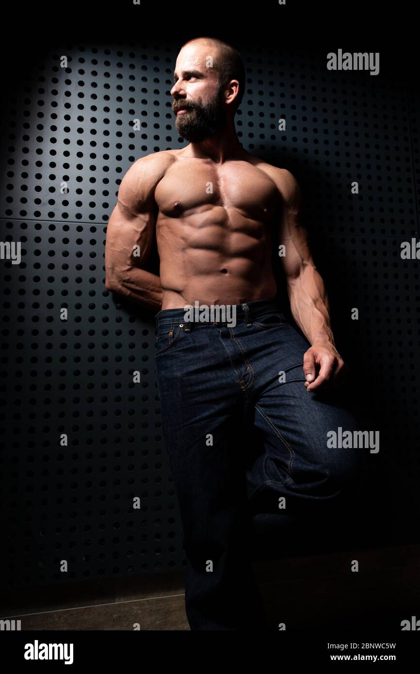 Portrait einer jungen körperlich fit Mann mit seinem Körper beim Tragen ...