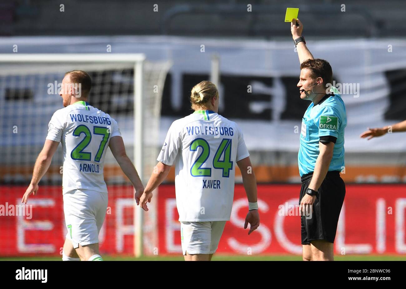 Augsburg, Deutschland. Mai 2020. Fußball: Bundesliga, FC Augsburg - VfL Wolfsburg, 26. Spieltag in der WWK-Arena in Augsburg. Schiedsrichter Felix Brych zeigt die gelbe Karte. WICHTIGER HINWEIS: Gemäß den Bestimmungen der DFL Deutsche Fußball Liga und des DFB Deutscher Fußball-Bund ist es untersagt, im Stadion und/oder aus dem Spiel aufgenommene Fotos in Form von Sequenzbildern und/oder videoähnlichen Fotoserien zu verwenden oder verwendet zu haben. Kredit: Tobias Hase/dpa - Pool/dpa/Alamy Live News Stockfoto