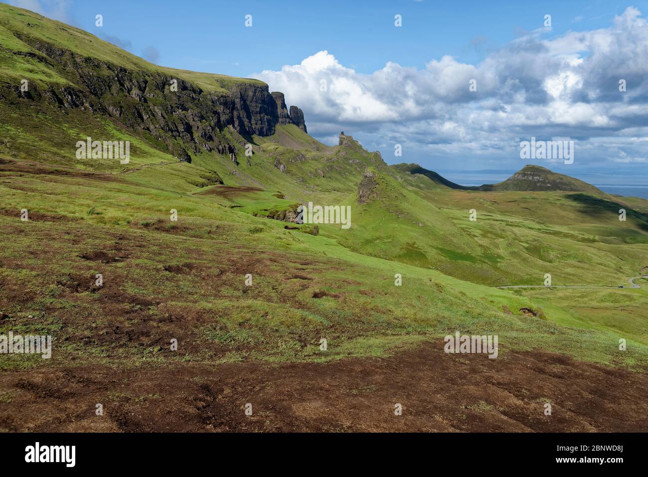 Klippen des Quiraing mit dem Gefängnis (Mitte) & Dun Mor (rechter Gipfel) Trotternish Ridge, Isle of Skye, Schottland, Großbritannien Stockfoto