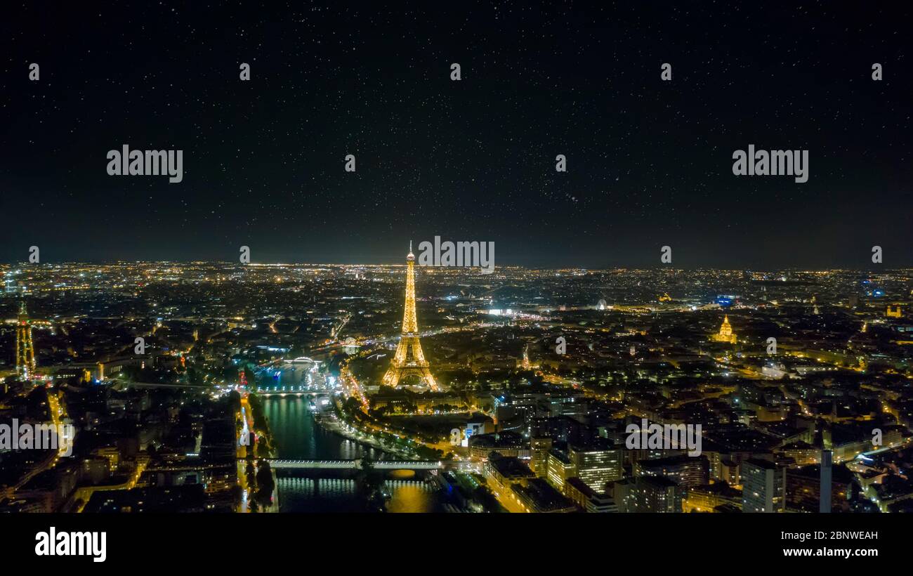 Ein Luftbild des Eiffelturms in Paris während der Sommernacht in der Hauptstadt Frankreichs Stockfoto