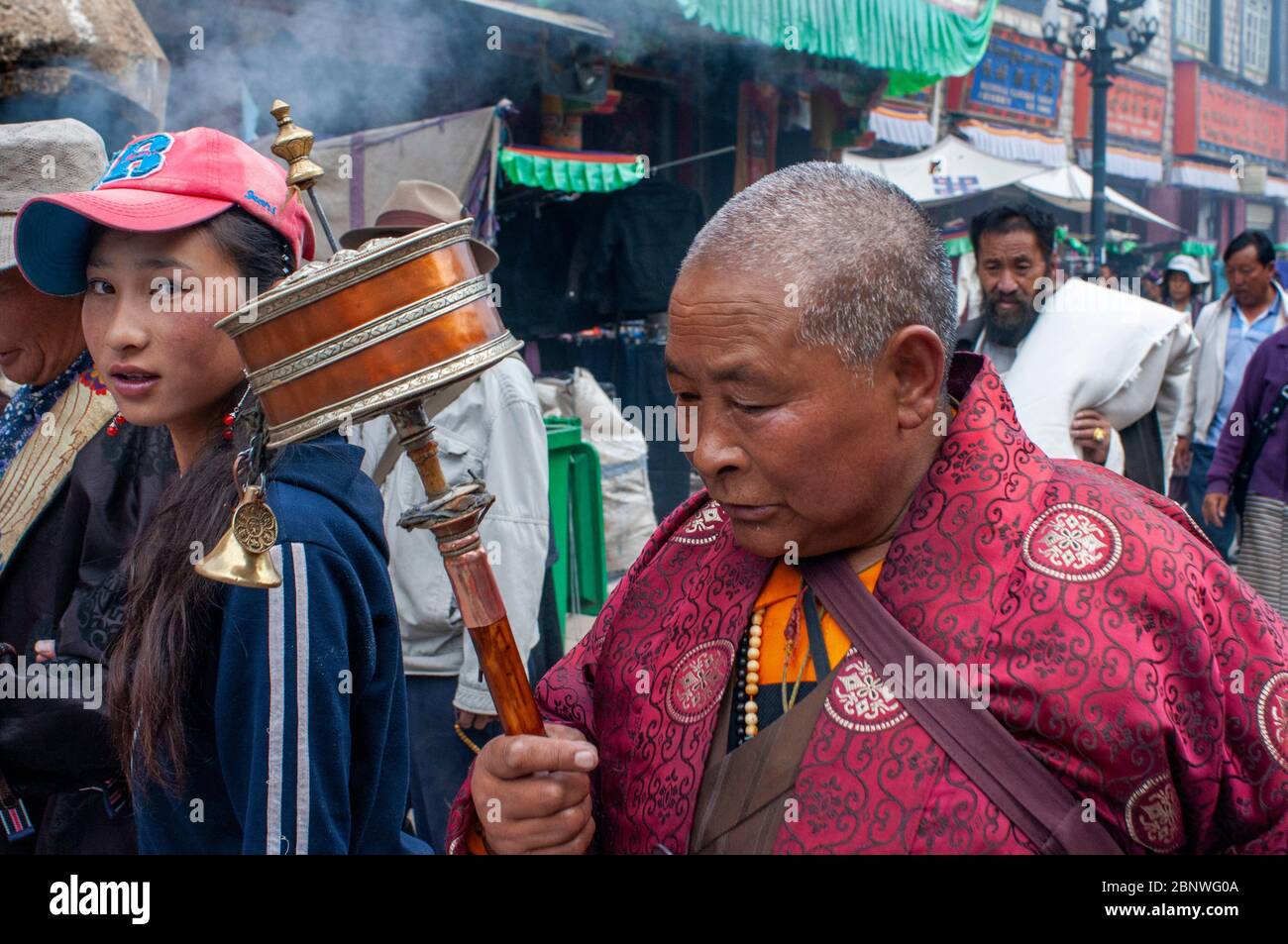 Tibetisch-buddhistische Anhänger machen die Kora im Uhrzeigersinn um den Jokhang-Tempel, Lhasa Tibet. Barkhor Platz im Herzen der Altstadt von Lhasa in Stockfoto