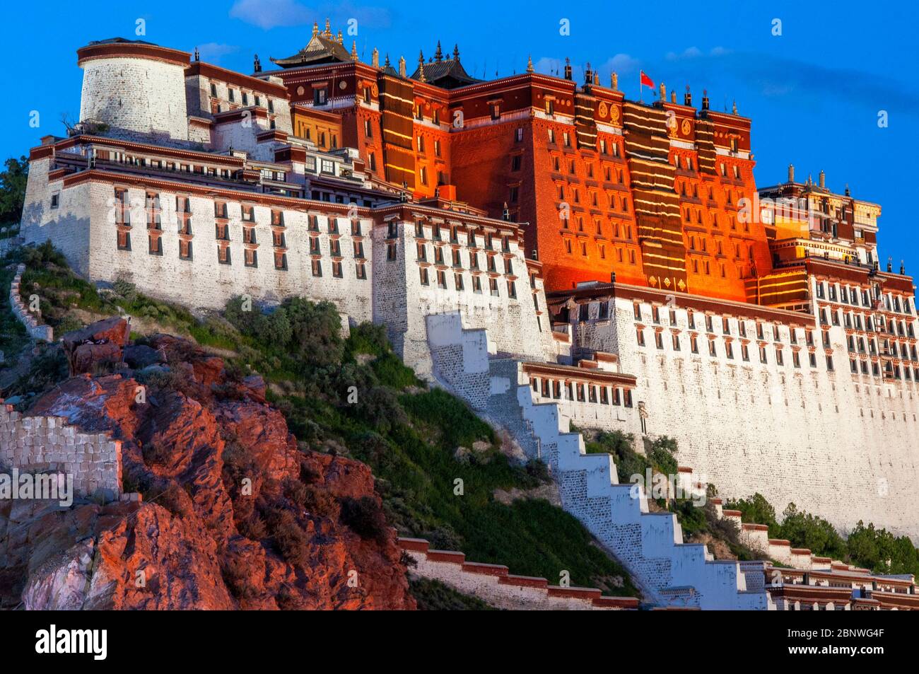 Potala Palast, ehemalige Dalai Lama Residenz in Lhasa in Tibet. Der Potala Palast ist eine Dzong Festung in der Stadt Lhasa, in Tibet. Es war der Winter Stockfoto