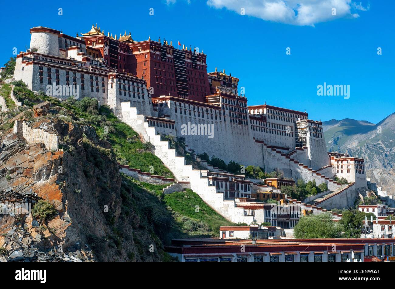 Potala Palast, ehemalige Dalai Lama Residenz in Lhasa in Tibet. Der Potala Palast ist eine Dzong Festung in der Stadt Lhasa, in Tibet. Es war der Winter Stockfoto