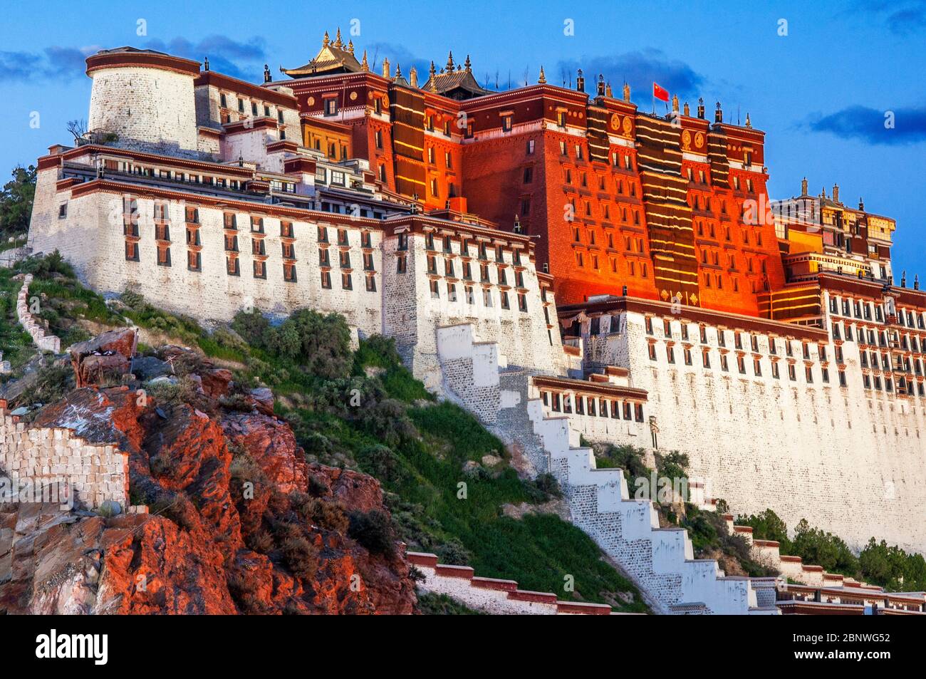 Potala Palast, ehemalige Dalai Lama Residenz in Lhasa in Tibet. Der Potala Palast ist eine Dzong Festung in der Stadt Lhasa, in Tibet. Es war der Winter Stockfoto