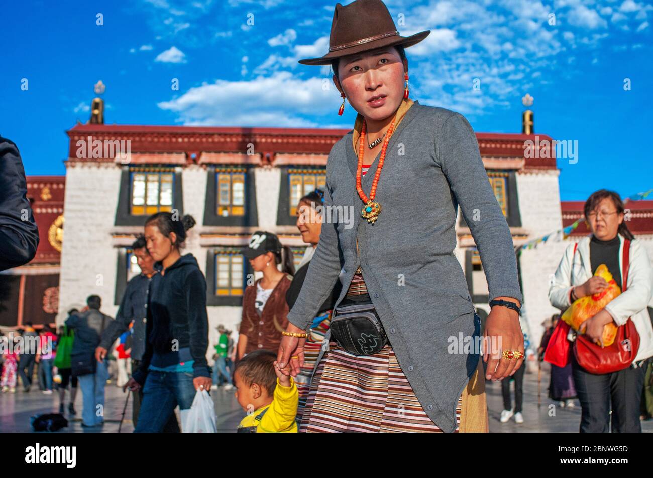 Mode Frau widmen tun die Kora im Uhrzeigersinn Umrundung Jokhang Tempel, Lhasa Tibet. Barkhor Platz im Herzen der Altstadt von Lhasa in Tibet Stockfoto