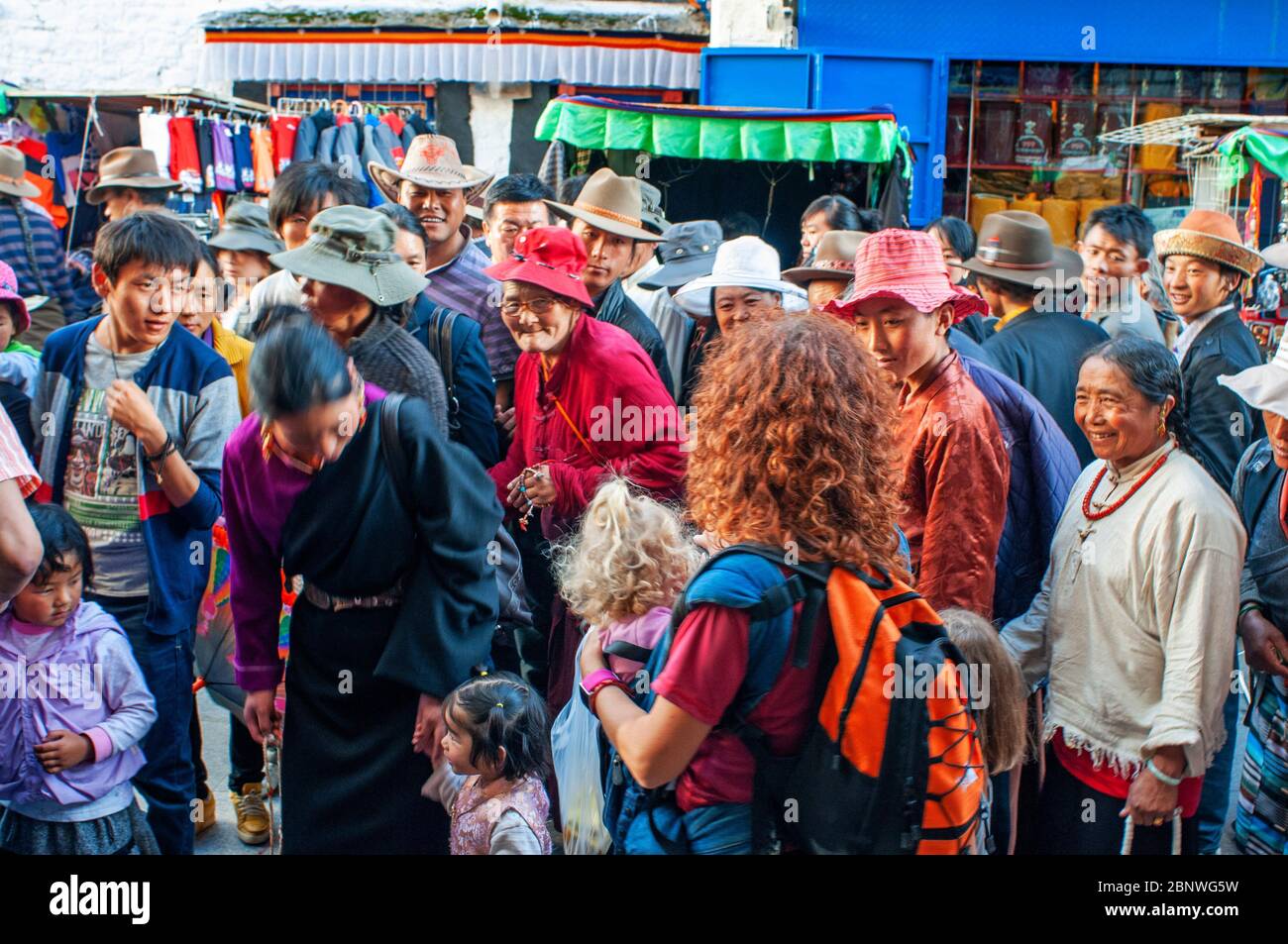 Touristen und tibetisch-buddhistische Anhänger machen die Kora im Uhrzeigersinn um den Jokhang-Tempel, Lhasa Tibet. Barkhor Platz im Herzen von Lhasa Stockfoto