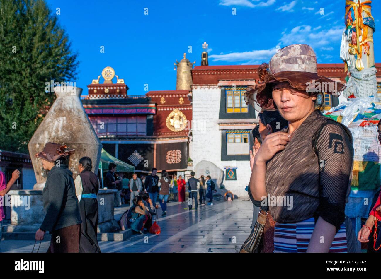 Mode Frau widmen tun die Kora im Uhrzeigersinn Umrundung Jokhang Tempel, Lhasa Tibet. Barkhor Platz im Herzen der Altstadt von Lhasa in Tibet Stockfoto