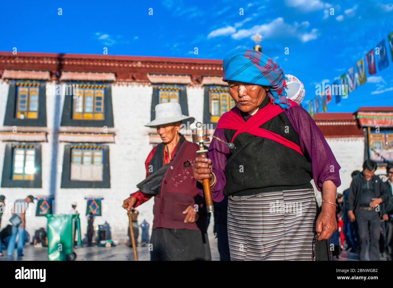 Tibetisch-buddhistische Anhänger machen die Kora im Uhrzeigersinn um den Jokhang-Tempel, Lhasa Tibet. Barkhor Platz im Herzen der Altstadt von Lhasa in Stockfoto