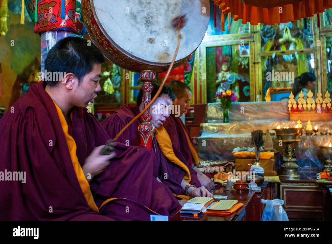 Mönche im Kloster Tsepak Lhakhang. Lhasa Tibet China. Außerhalb des Ramoche-Tempels. Die Frauen machen eine Prozession um den Tempel, um den gott zu bitten Stockfoto