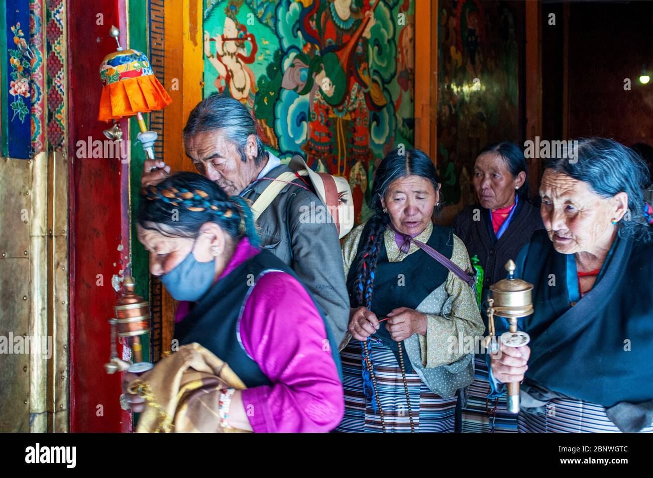 Tsepak Lhakhang Kloster. Lhasa Tibet China. Außerhalb des Ramoche-Tempels. Die Frauen machen eine Prozession um den Tempel, um den gott der Langlebigkeit Che zu fragen Stockfoto