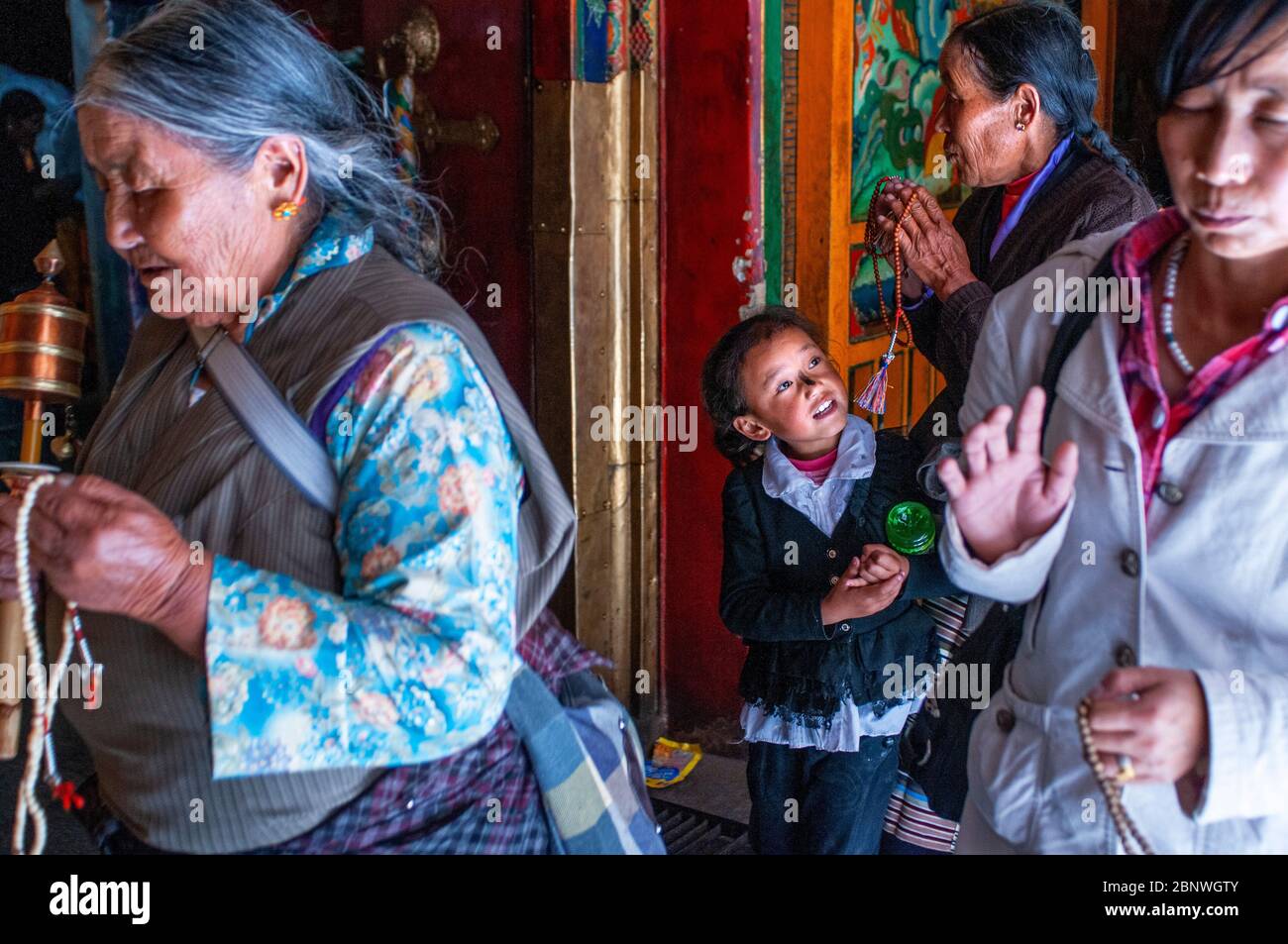 Tsepak Lhakhang Kloster. Lhasa Tibet China. Außerhalb des Ramoche-Tempels. Die Frauen machen eine Prozession um den Tempel, um den gott der Langlebigkeit Che zu fragen Stockfoto