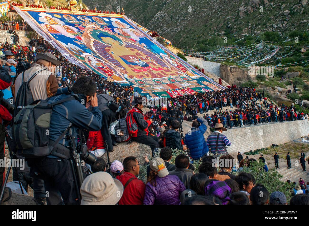 Thangka-Ausstellung im Lhasa Drepung Kloster Shoton Festival oder Shodon Festival mit dem Entrollen des riesigen Thangka, ein Seidengemälde, das Buddha darstellt Stockfoto