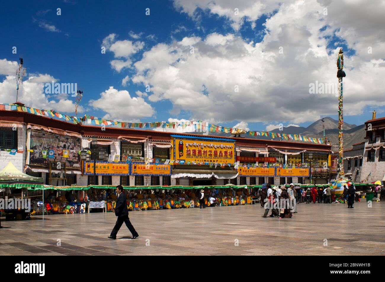 Barkhor Platz in der Altstadt von Lhasa in Tibet in Xizang, China. Das Pargor Subdistrikt, traditionell als Barkhor bekannt, ist ein Gebiet von engen Straßen und Stockfoto