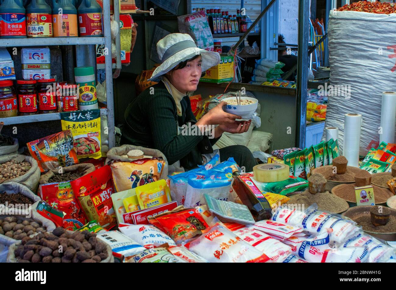Verkauf von Nüssen Arten getrocknete Milch Kräuter in Lhasa Markt in den Straßen von Lhasa Tibet China. Stockfoto