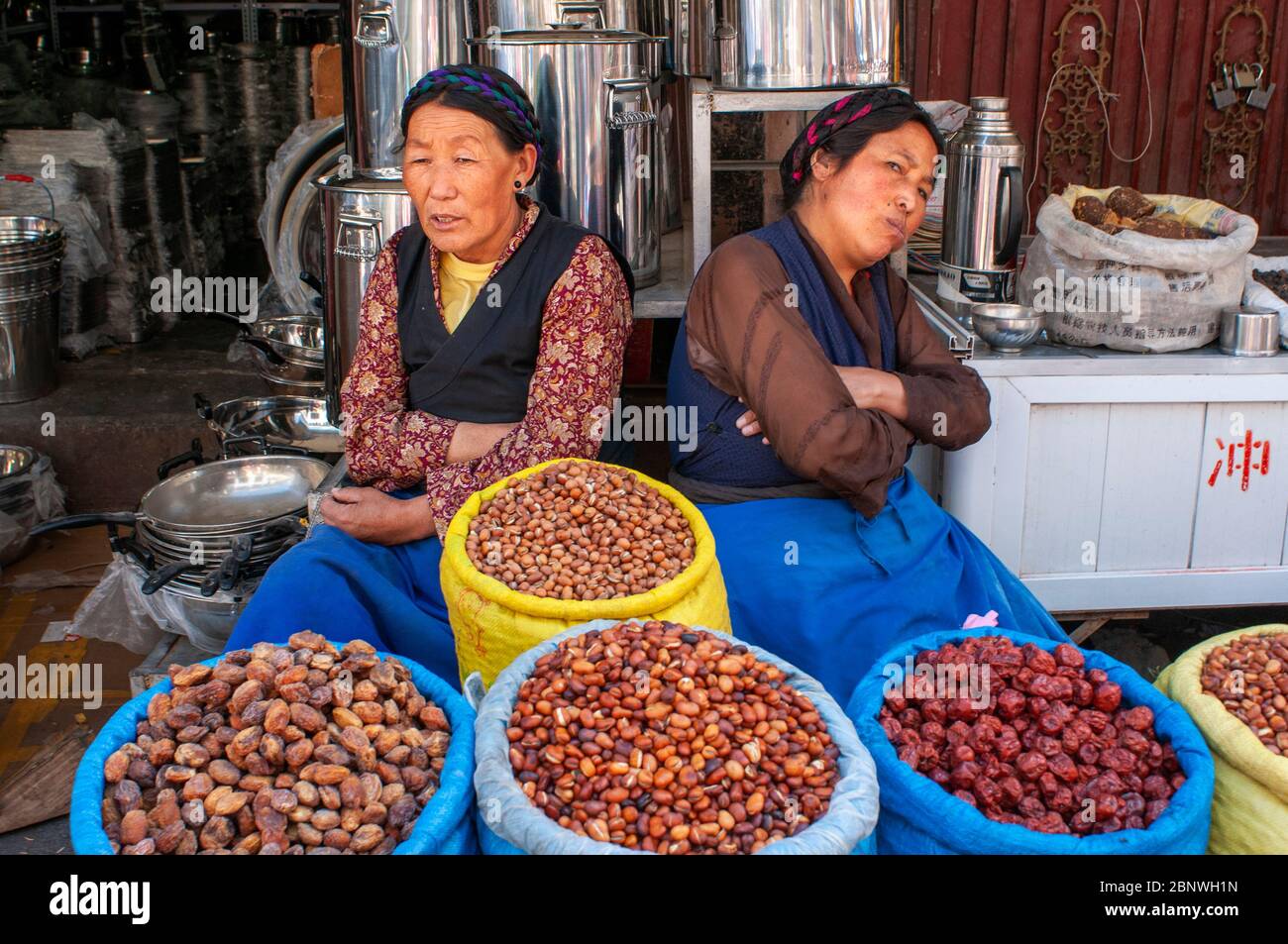 Verkauf von Nüssen in Lhasa Markt in den Straßen von Lhasa Tibet China. Stockfoto