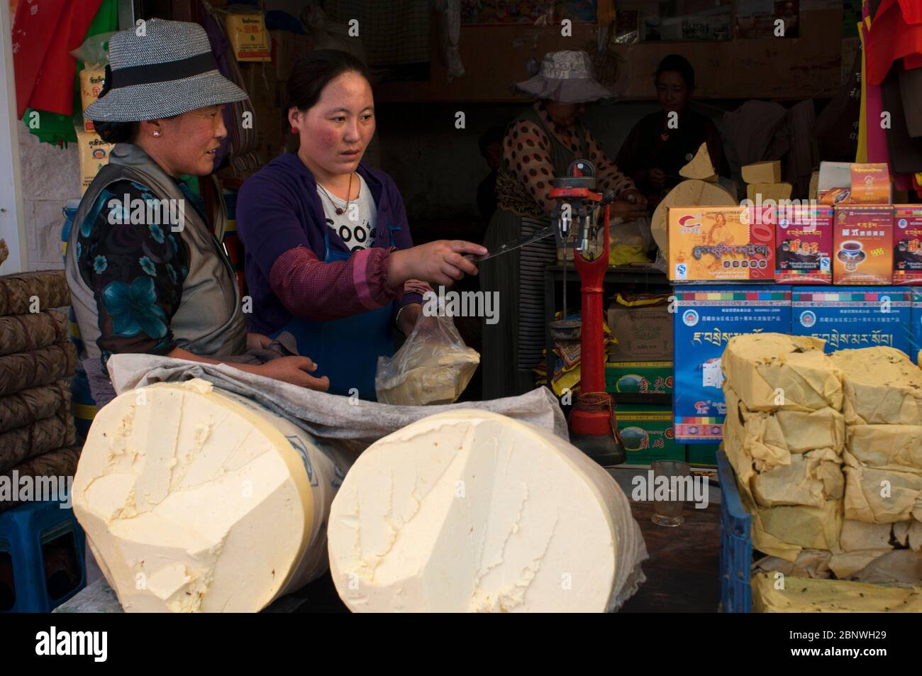 Verkauf von Yak Butter in einem Geschäft in der Lhasa Markt Tibet China. Yaks Milchbutter sind in Tibet sehr wichtig (sie werden in einem salzigen Buttertee Hig verwendet Stockfoto