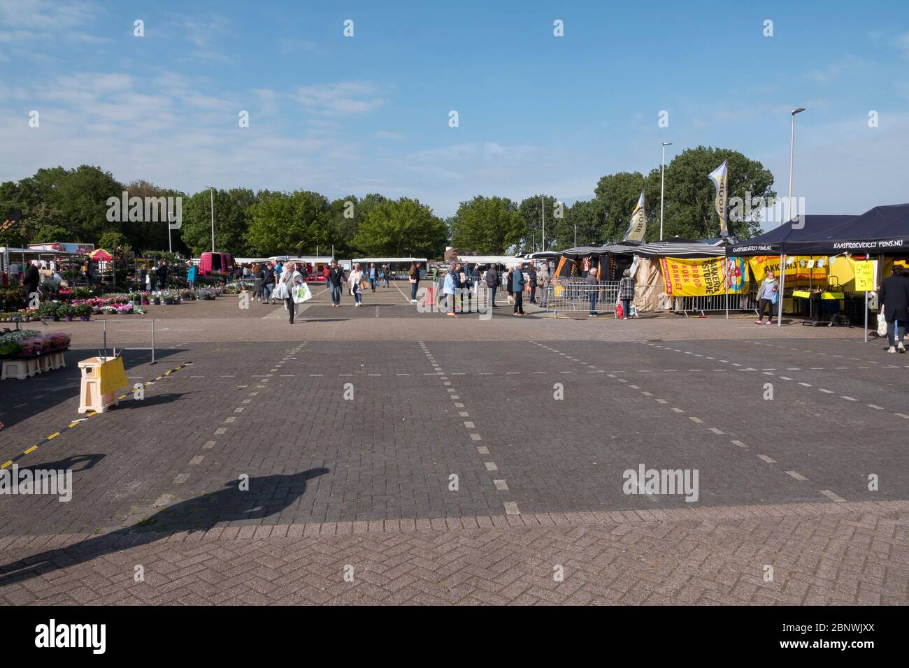 Hellevoetlsuis,16-May-2020:der Markt mit den Ständen in großer Entfernung und alles auf 1.5 Meter wegen der Koronagröße Regeln, ist dies auf das Virus zurückzuführen Stockfoto