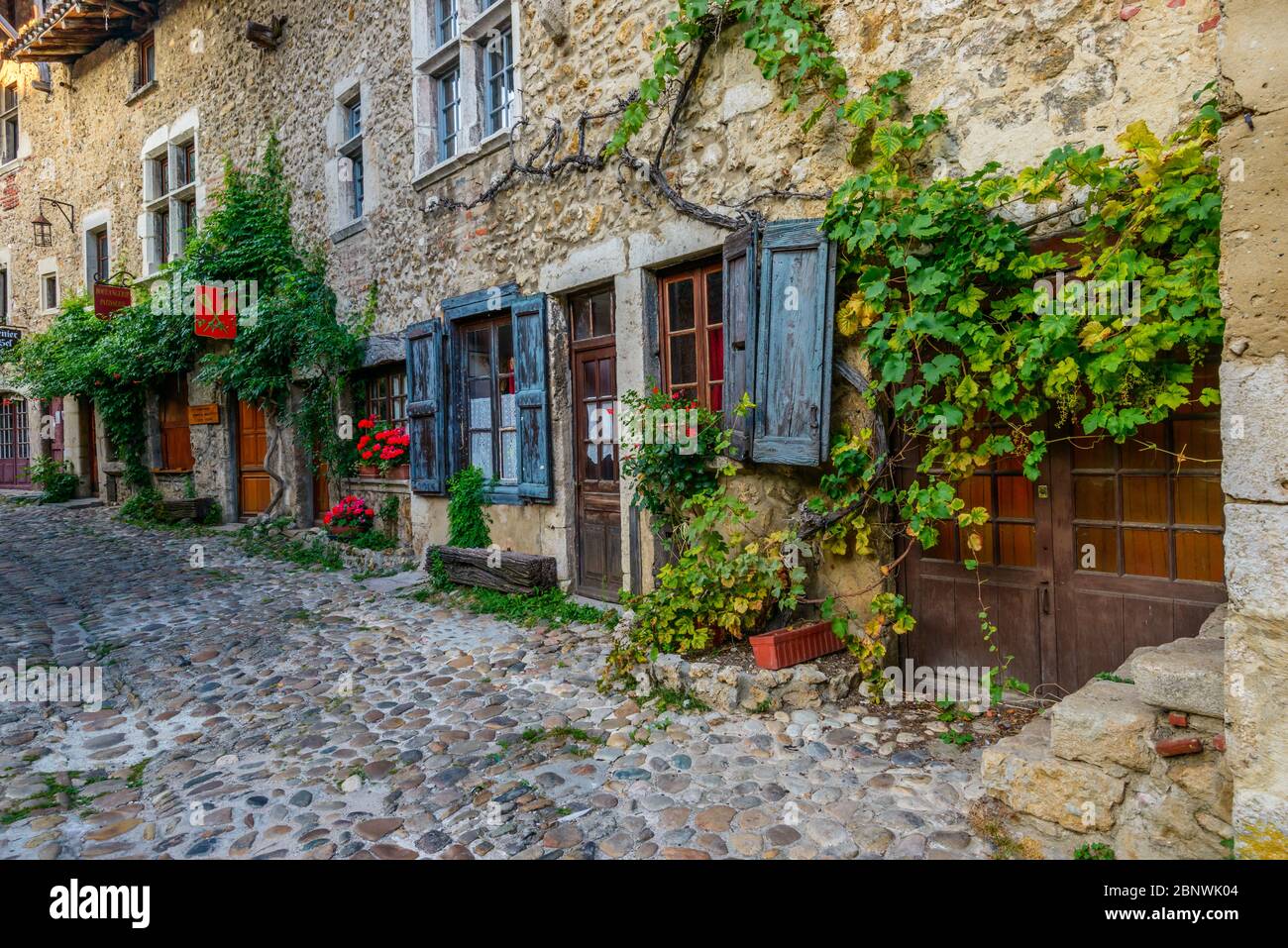 Die Rue des Rondes in Pérouges, einer mittelalterlichen ummauerten Stadt 30 km nordöstlich von Lyon, hat den Status eines der schönsten Dörfer Frankreichs verliehen. Stockfoto