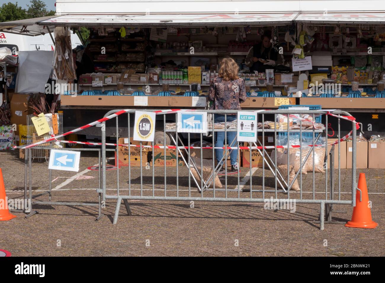 Hellevoetlsuis,16-May-2020:der Markt mit den Ständen in großer Entfernung und alles auf 1.5 Meter wegen der Koronagröße Regeln, ist dies auf das Virus zurückzuführen Stockfoto