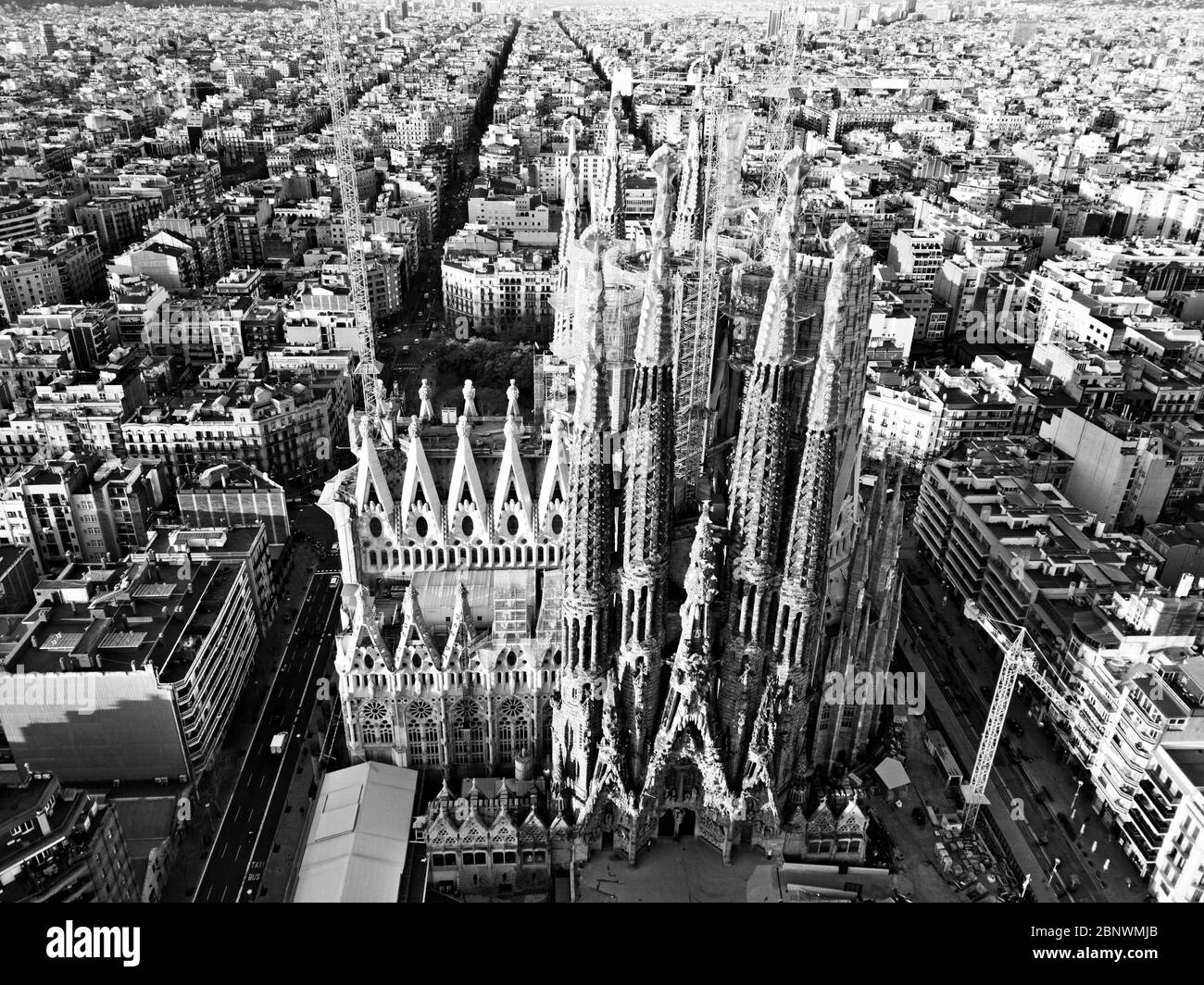 sagrada-familia-kathedrale-von-antoni-gaudi-luftaufnahme-barcelona
