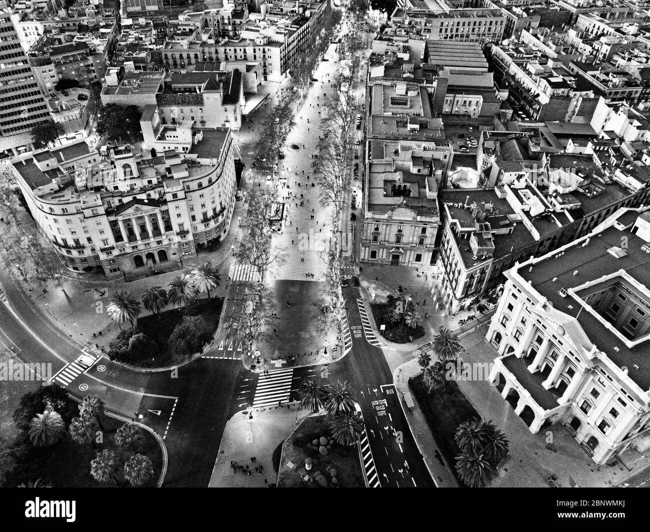 Barcelona Marine Command Gebäude und die Ramblas Luftaufnahme Barcelona Katalonien Spanien. La Rambla ist eine Straße im Zentrum von Barcelona. Ein Baum gesäumter Pede Stockfoto