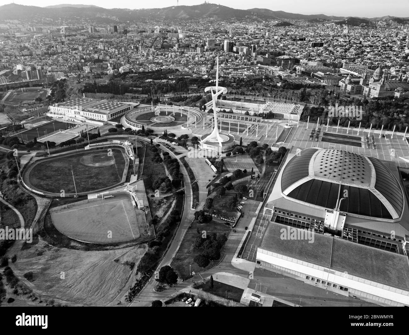 Luftaufnahme Olympischer Ring oder Anella Olímpica und Palau Sant Jordi Estadi Olímpic und Montjuïc Kommunikationsturm. Olympische Spiele 1992 Barcelona Catalo Stockfoto