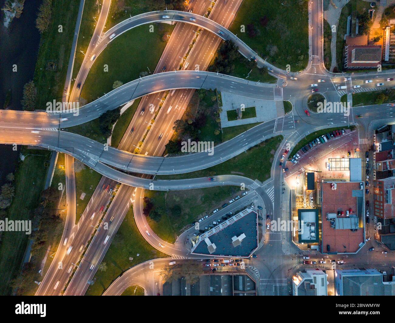 Knoten Road Luftaufnahme in Sant Adria de Besos und Besos Flussmündung Barcelona, Spanien Stockfoto