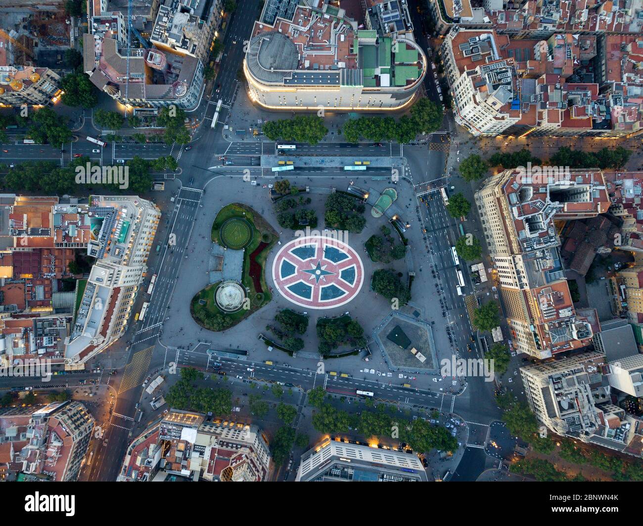 Luftaufnahme der Plaça de Catalunya oder des Katalonienplatzes ein Hauptplatz im Stadtzentrum von Barcelona, Katalonien Spanien. Plaça de Catalunya oder Plaza de Stockfoto