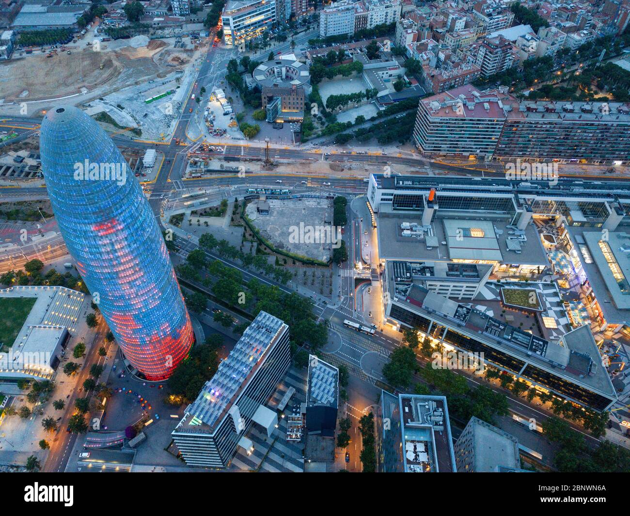 Nachtansicht des Wolkenkratzers Torre Agbar, entworfen vom französischen Architekten Jean Nouvel, Barcelona, Katalonien, Spanien. Das höchste Gebäude in der Stadt t Stockfoto