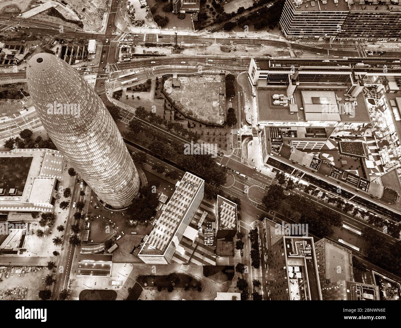 Nachtansicht des Wolkenkratzers Torre Agbar, entworfen vom französischen Architekten Jean Nouvel, Barcelona, Katalonien, Spanien. Das höchste Gebäude in der Stadt t Stockfoto