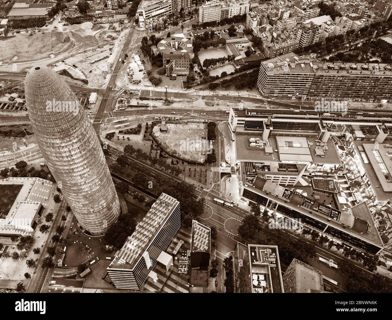 Nachtansicht des Wolkenkratzers Torre Agbar, entworfen vom französischen Architekten Jean Nouvel, Barcelona, Katalonien, Spanien. Das höchste Gebäude in der Stadt t Stockfoto
