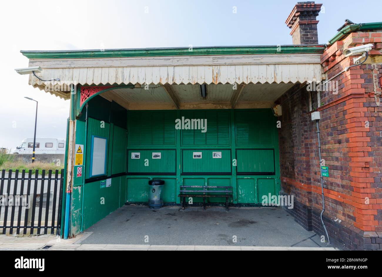 Pensarn, Abergele, UK: 19. Aug 2019: Der Bahnhof Abergele und Pensarn hat einen altmodischen Wartebereich im Freien. Stockfoto