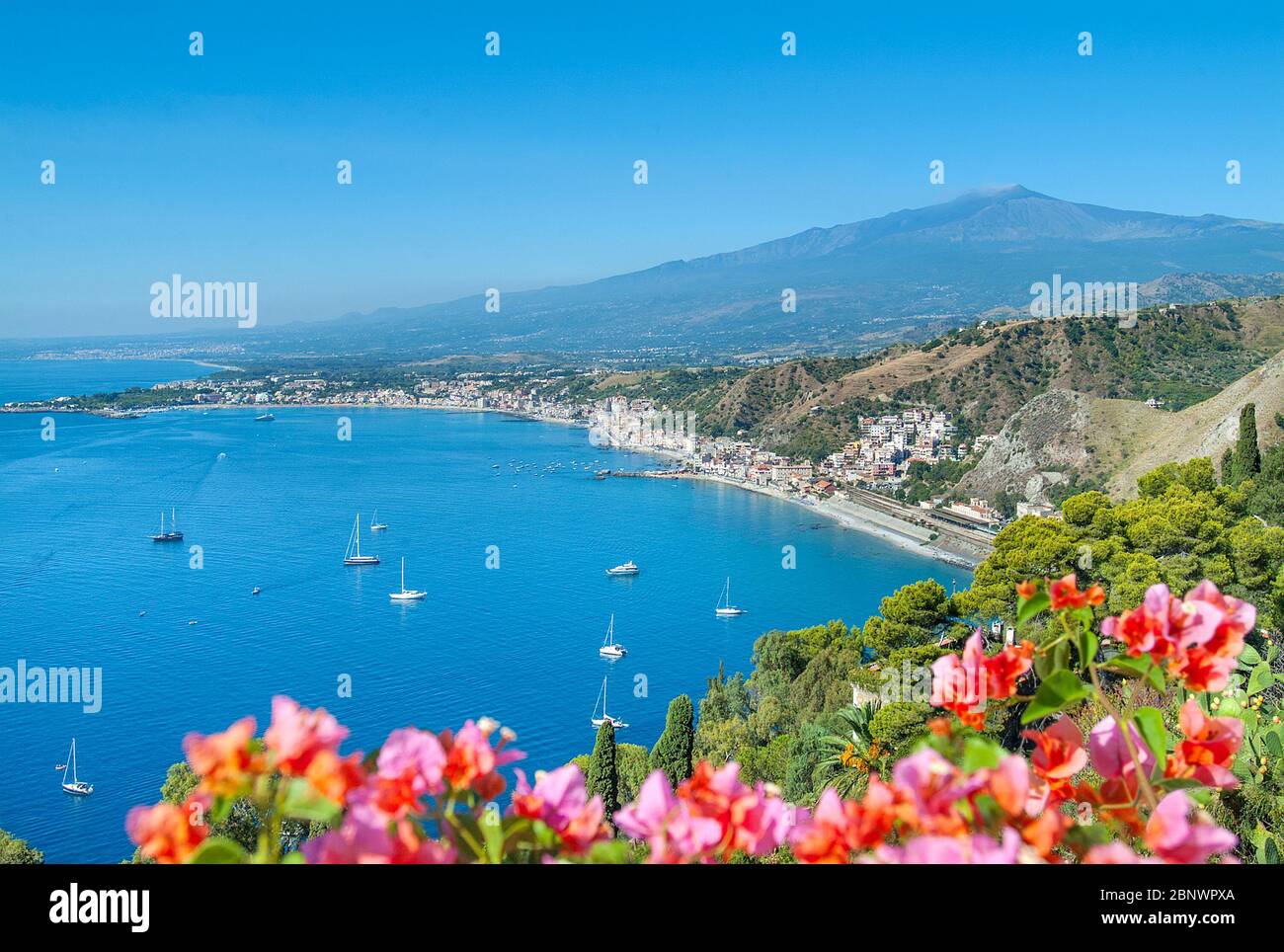 Giardini Naxos mit dem Ätna dahinter, von Taormina, Sizilien, Italien Stockfoto