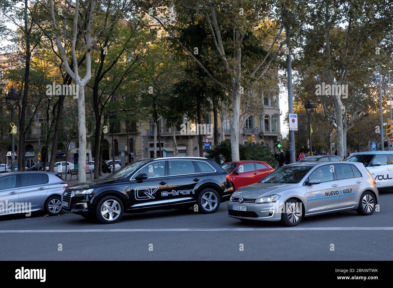 Elektrofahrzeuge im Umlauf in Barcelona Stadt Stockfoto