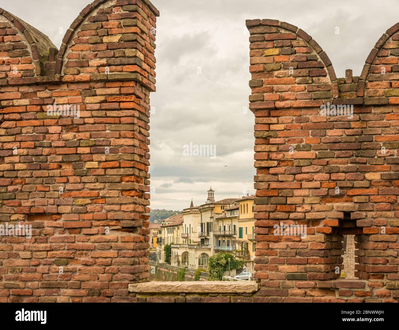 Typische ghibellinische Zinnen und Meerlone aus dem Mittelalter Festung von Verona (Castelvecchio Verona - alte Burg) Venetien Region, Norditalien Stockfoto