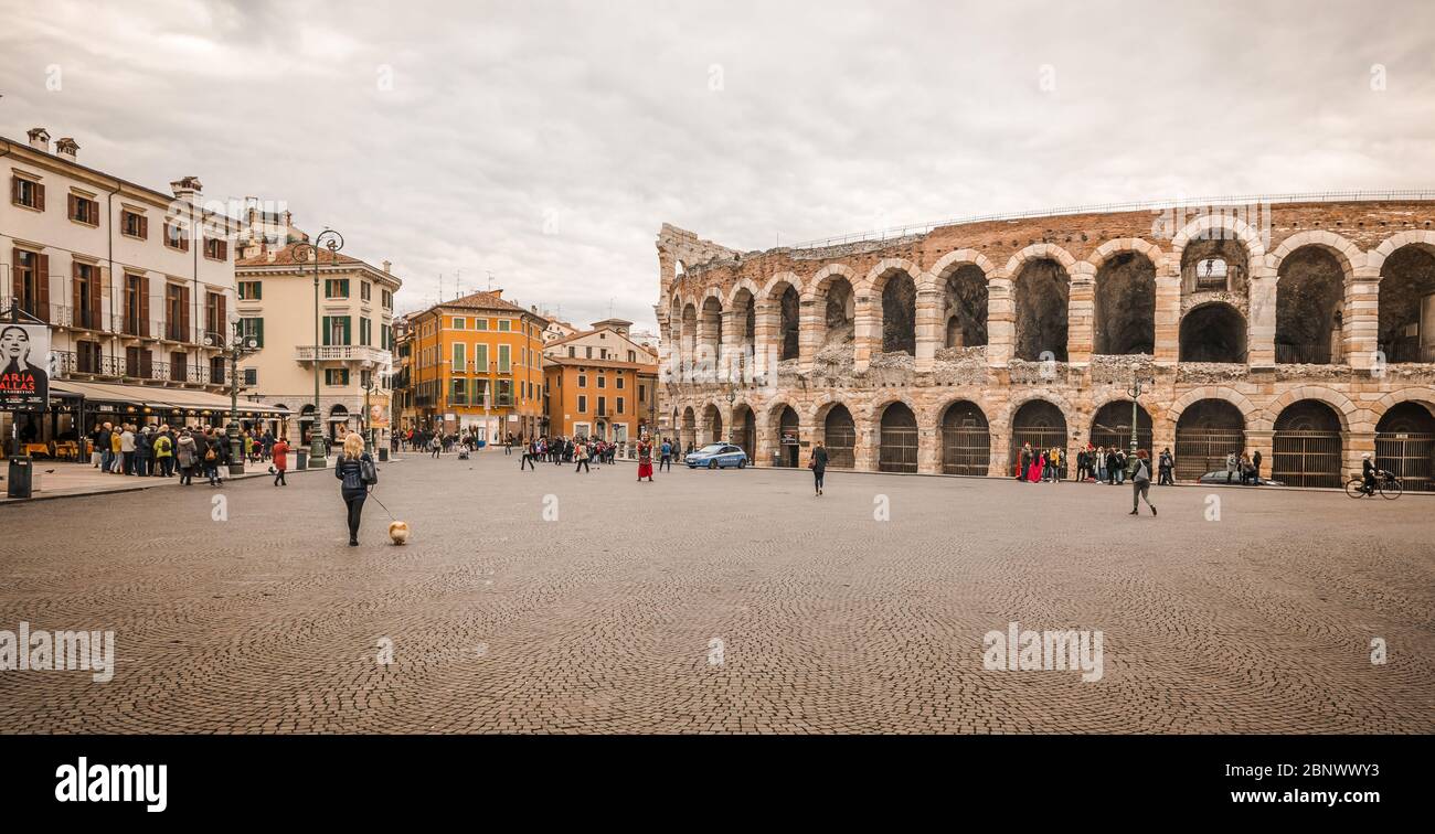 Verona Stadt: Die Arena an der Piazza Brà in Verona, ist ein berühmtes römisches Amphitheater - Region Venetien - Norditalien Stockfoto