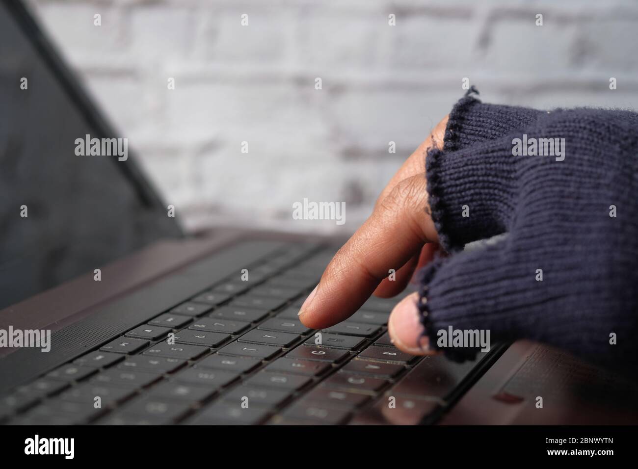 Hacker Hand tippen auf Laptop stehlen Daten Stockfoto