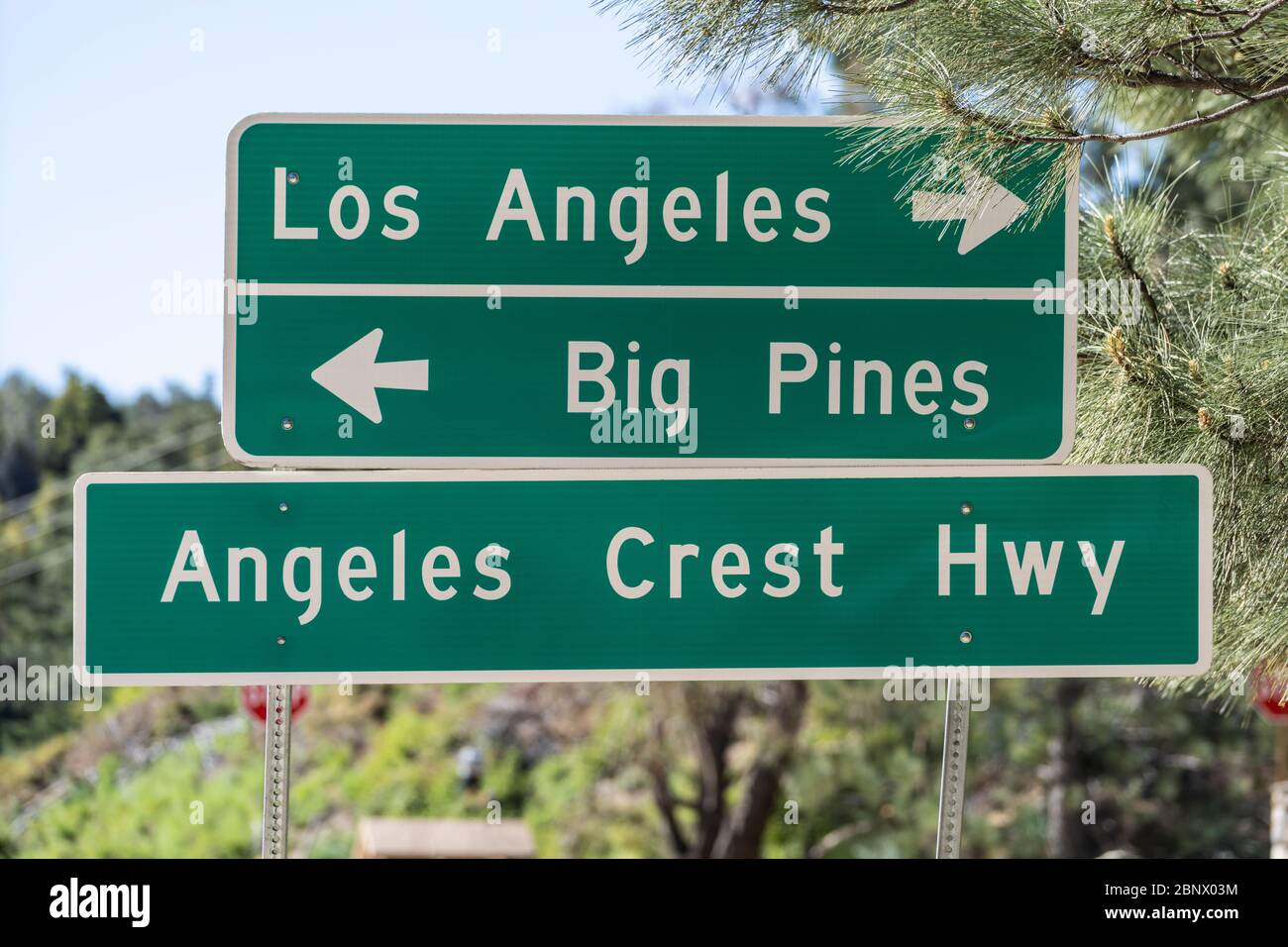 Wegweiser zum Angeles Crest Highway nach Big Pines oder Los Angeles in den San Gabriel Mountains in Südkalifornien. Stockfoto