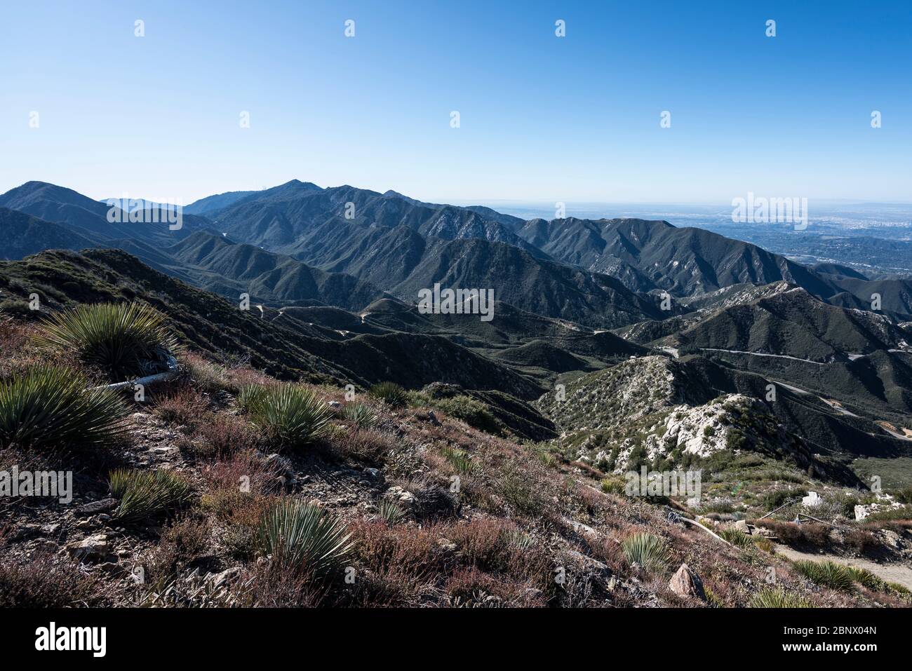 Blick auf den Mt Wilson vom Josephine Peak Trail im Angeles National Forest und den San Gabriel Mountains oberhalb von Südkalifornien. Stockfoto