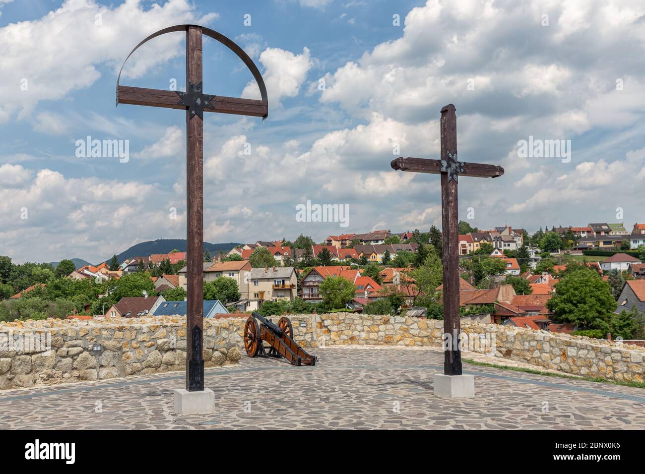 Holzkreuze auf der Spitze der Szep Bastion Eger Castle Ungarn Stockfoto