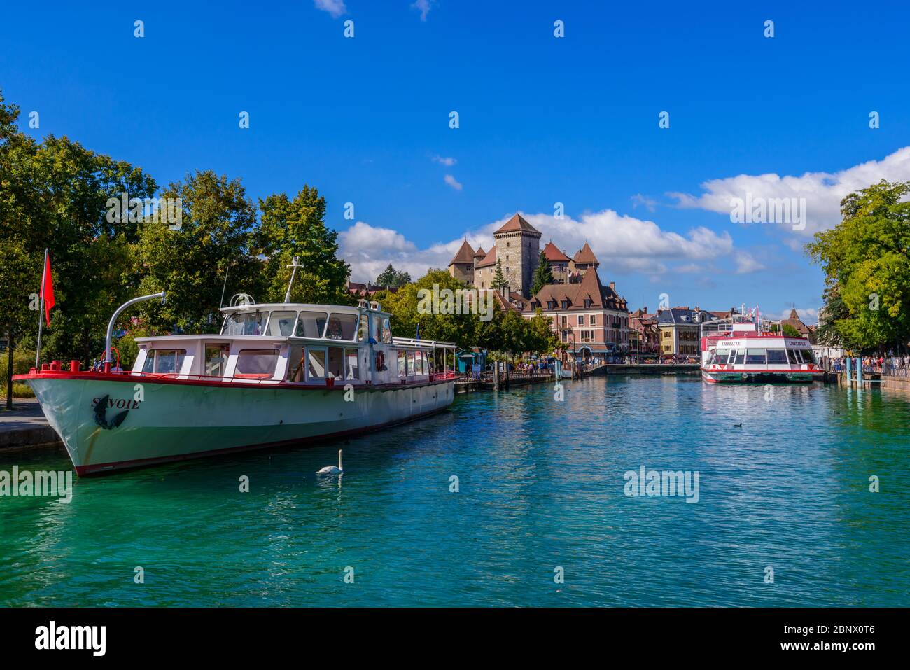 Annecy, Frankreich: Schloss Annecy (Château d'Annecy) und der Fluss Thiou von einem Boot aus gesehen, das von einer Fahrt um den See Annecy in die Stadt zurückkehrt. Stockfoto