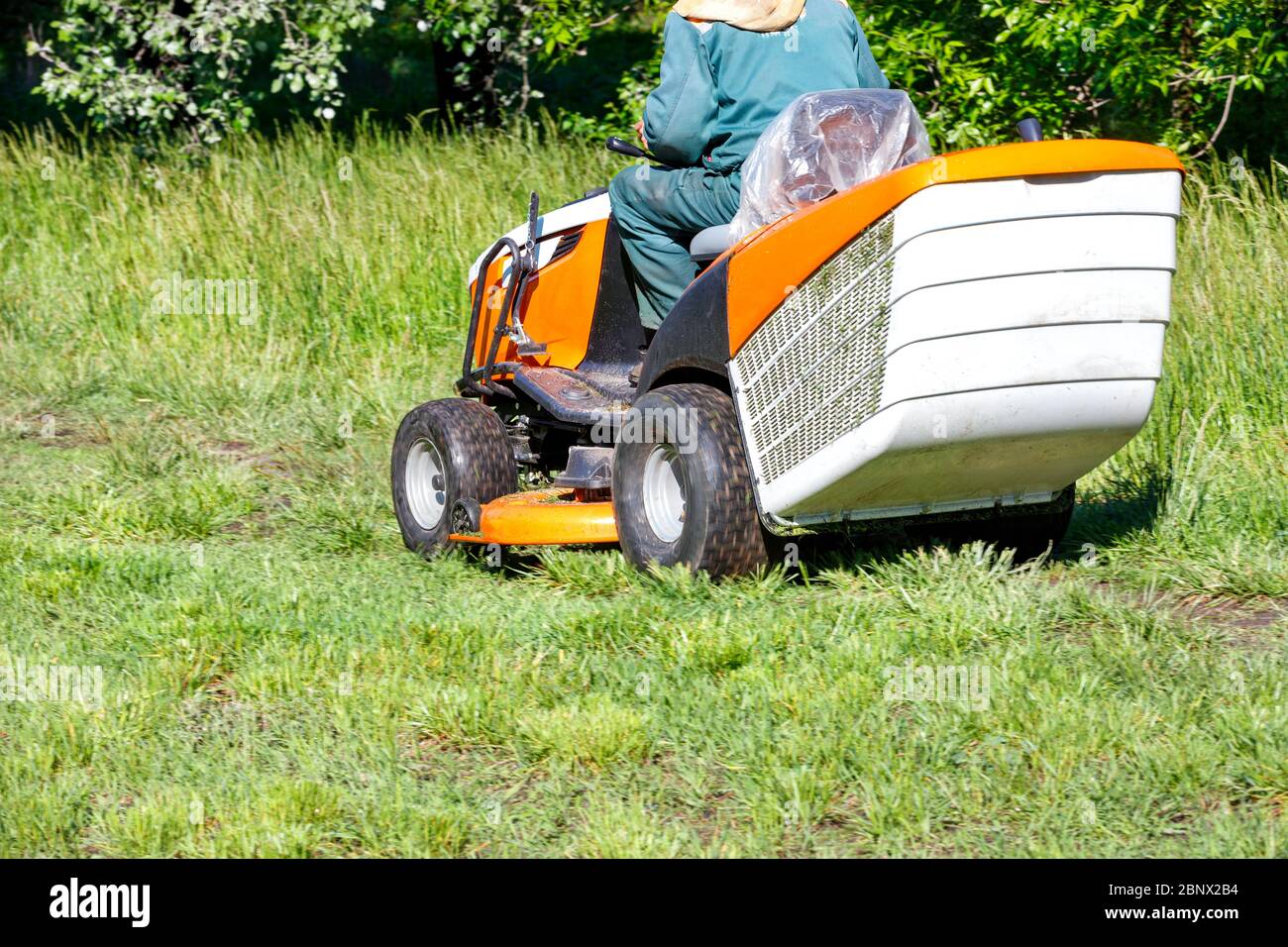 Mähwerk traktor Fotos und Bildmaterial in hoher Auflösung Seite 2