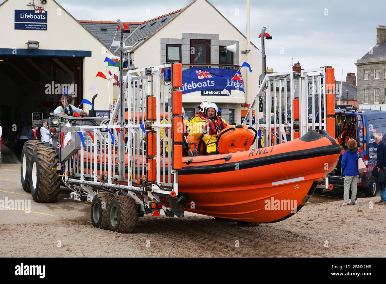 Eines der Rettungsboote der RNLI 'D' Klasse gibt eine Demonstration am Beaumaris Rettungsboottag auf Anglesey 2. Juni 2018 Stockfoto