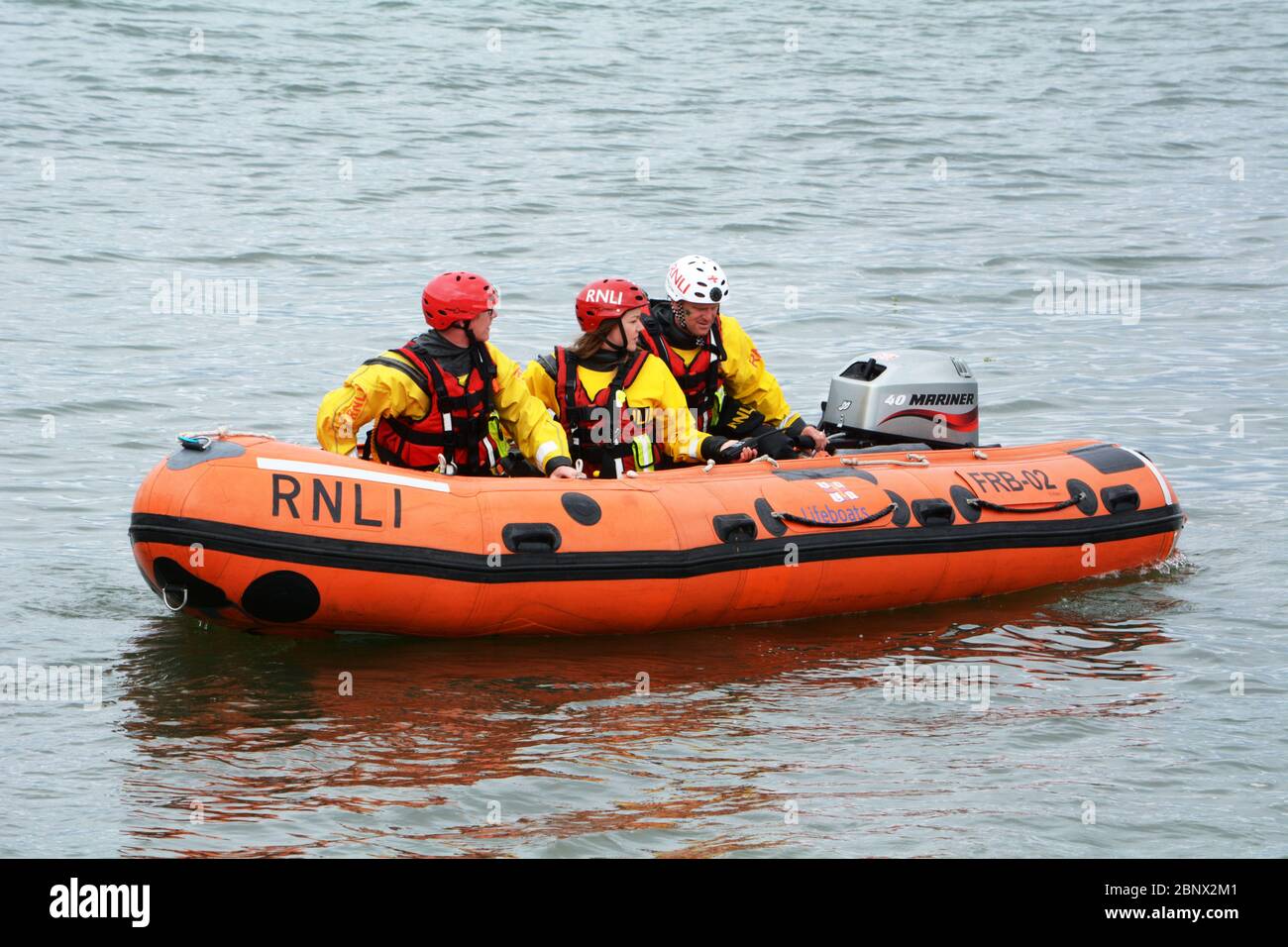 Eines der Rettungsboote der RNLI 'D' Klasse gibt eine Demonstration am Beaumaris Rettungsboottag auf Anglesey 2. Juni 2018 Stockfoto